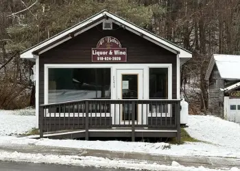 Exterior of the ramp entryway to ali babas liquor store