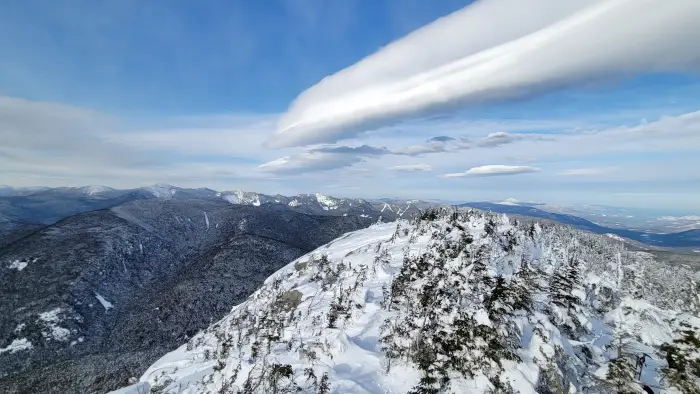 A long narrow cloud seen from a wintry summit