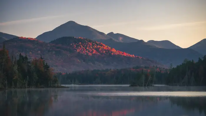 A mountain view of the water in the fall