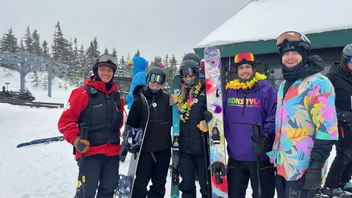 A group of skiers and snowboarders