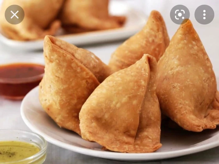 A plate of samosas.