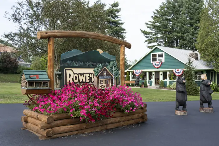 the front entrance of Rowe's Cabins.