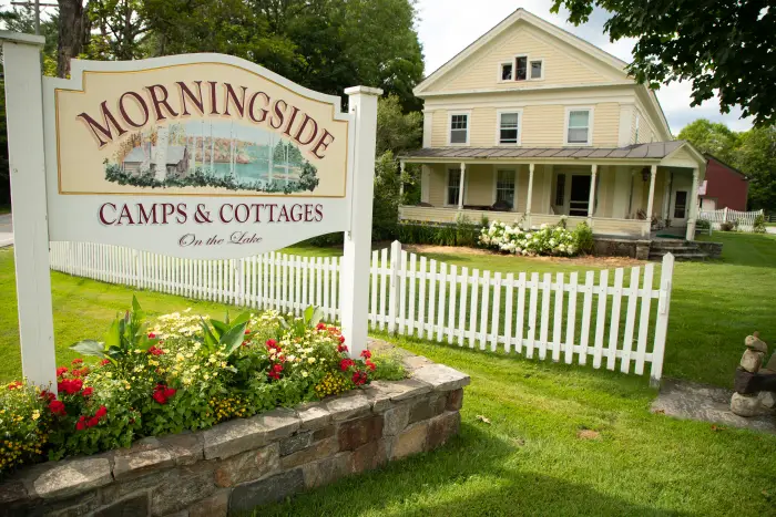 Sign and farmhouse at Morningside Camps and Cottages